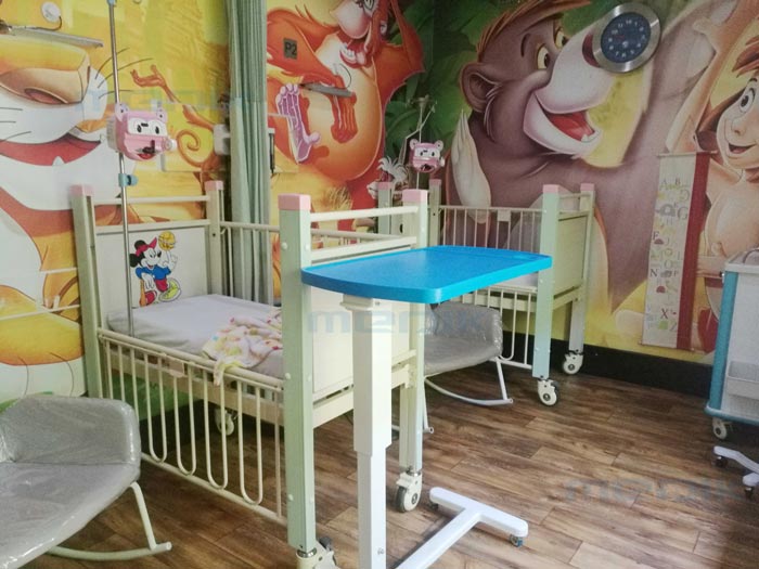 医生检查南非市场的医院家具