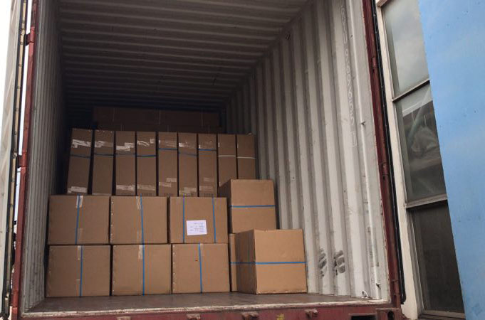 医生正在装载医院家具，用于40HQ集装箱运往中美洲